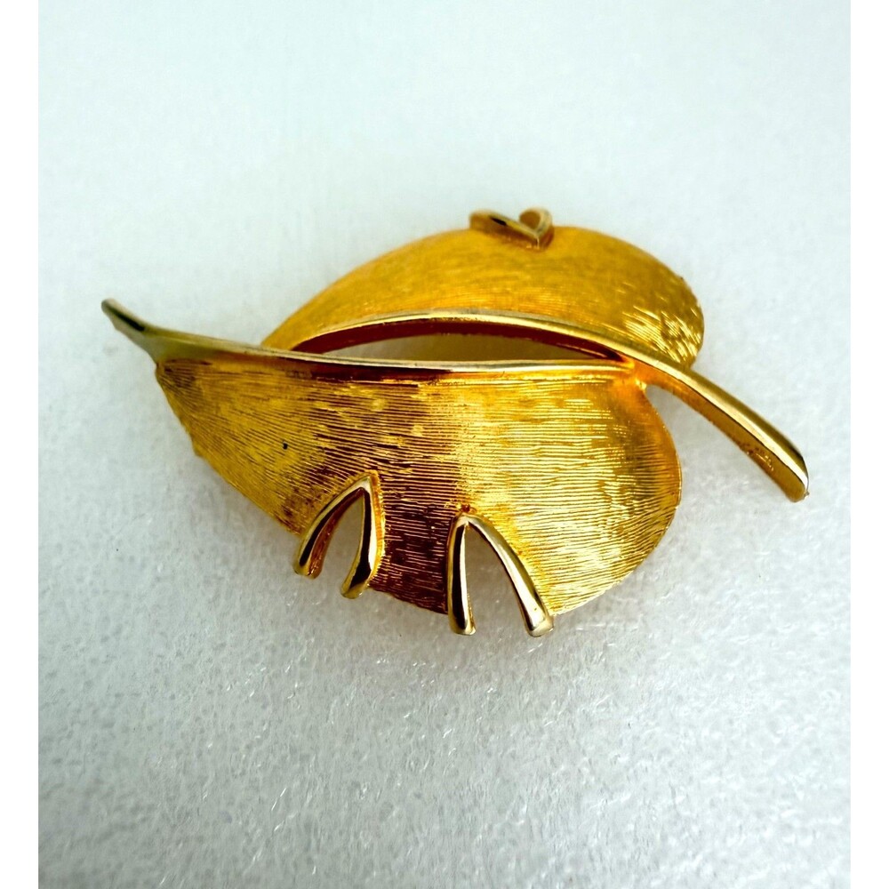 Vintage Textured Gold Tone Monstera Split Leaf Brooch Elegant vintage leaf bro